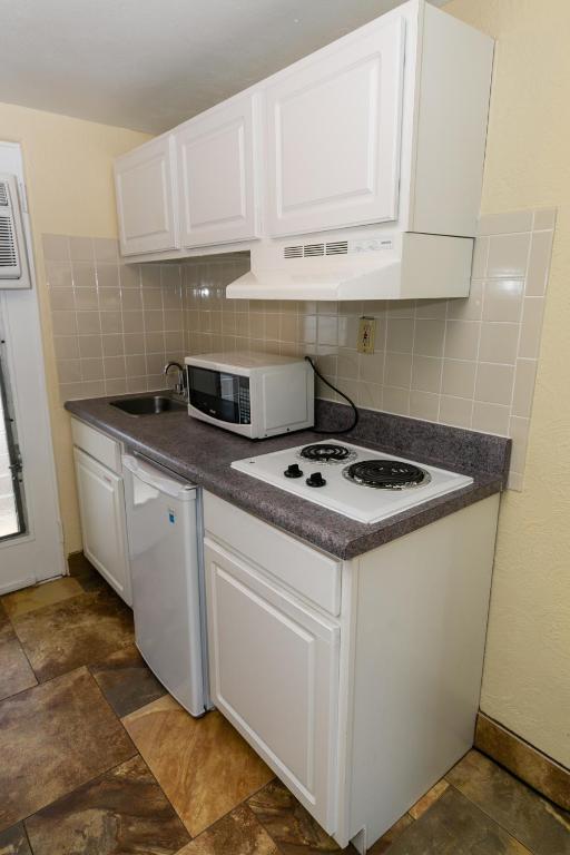 Kuchyň nebo kuchyňský kout v ubytování Aztec Motel Wildwood Crest Beach