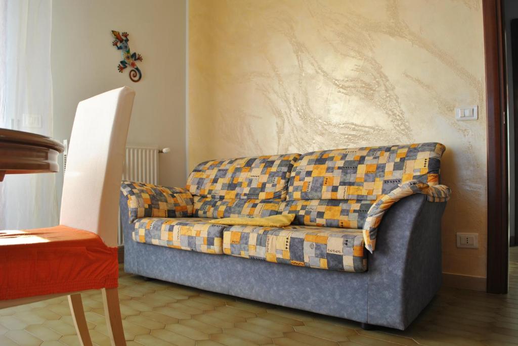 un sofá está sentado en una sala de estar en La Primula, en Ceparana