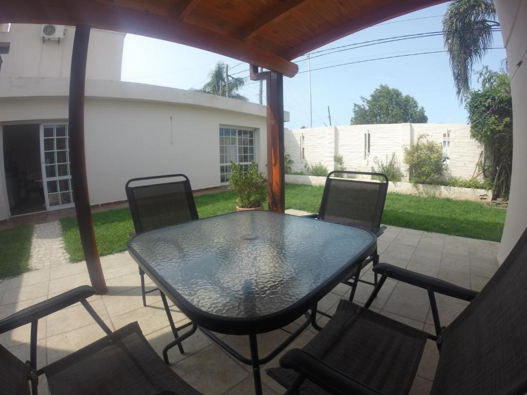 una mesa y sillas en un patio en Casa Esquina - Barrio Palermo - Zona Anfiteatro en Villa María