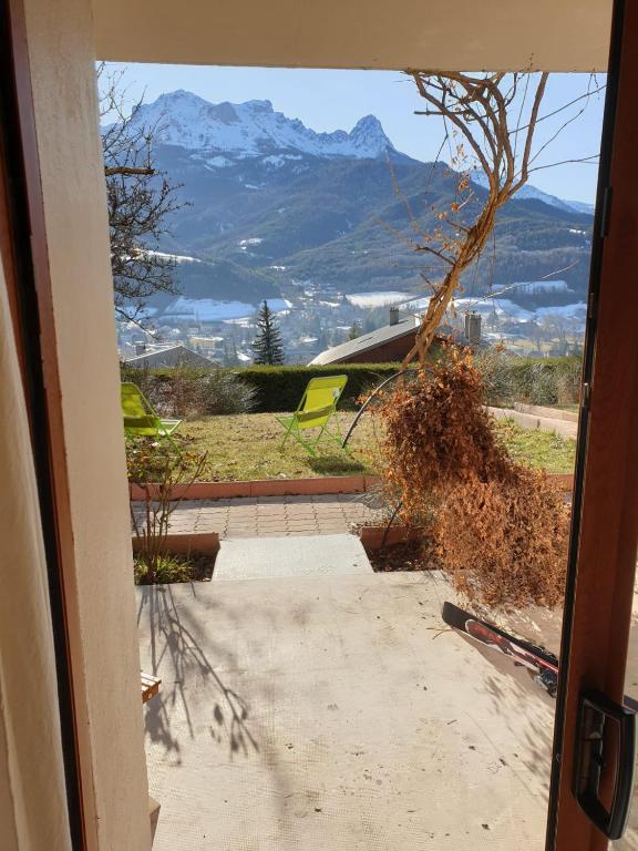 una porta che si apre su un patio con vista sulle montagne di RAND'UBAYE a Barcelonnette