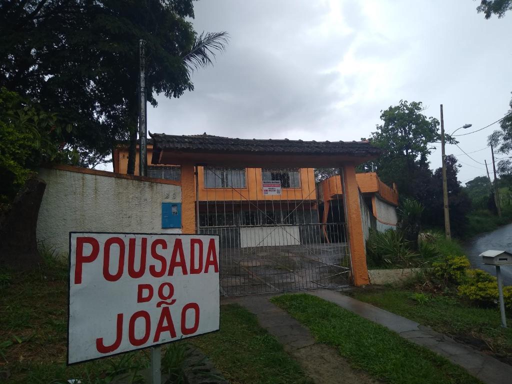 un cartel que dice pucka da joda delante de una casa en POUSADA DO JOAO, en Juiz de Fora