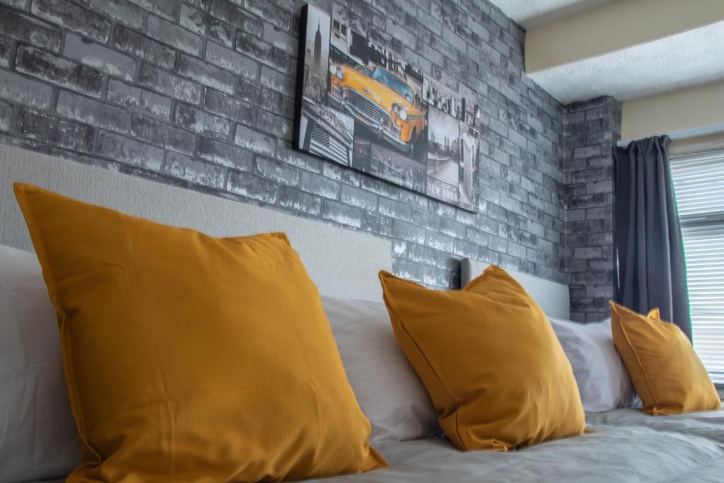 WV1 Bridge House - 3 Bedrooms, Sleeps 6 Free Parking - Three-Bedroom House