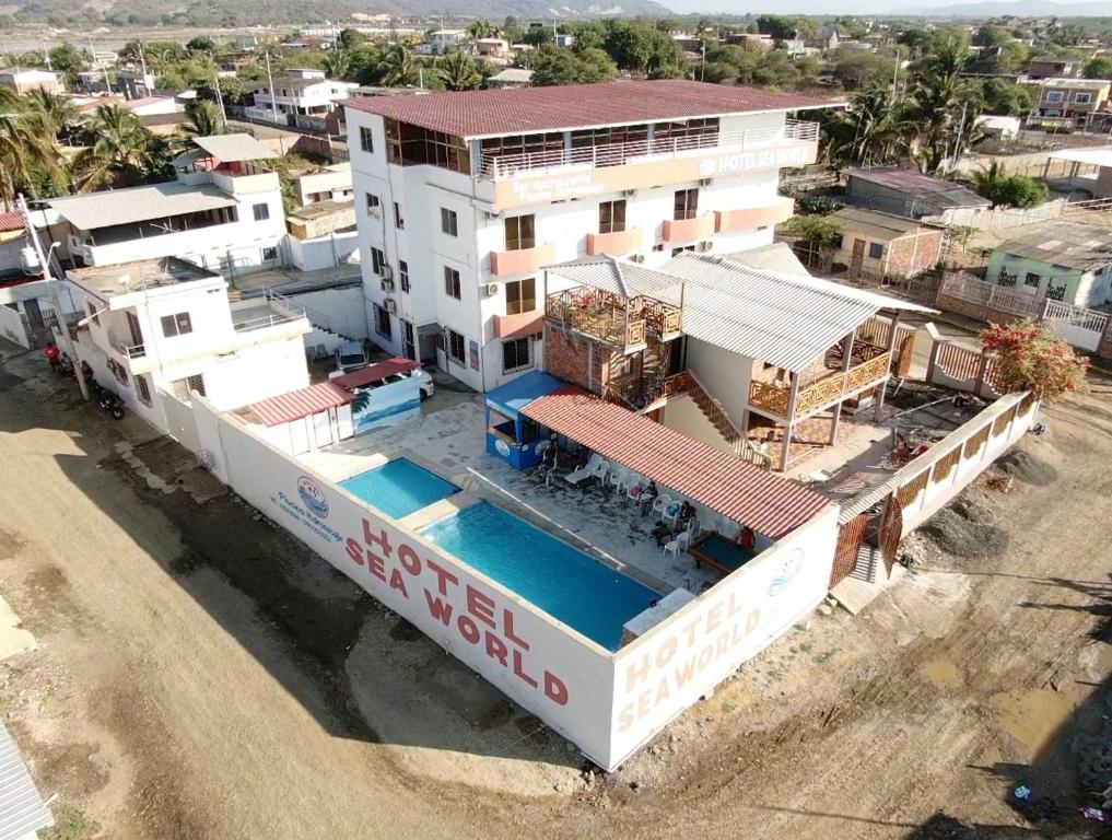 una vista aérea de un edificio con piscina en Hotel Sea World, en San Jacinto