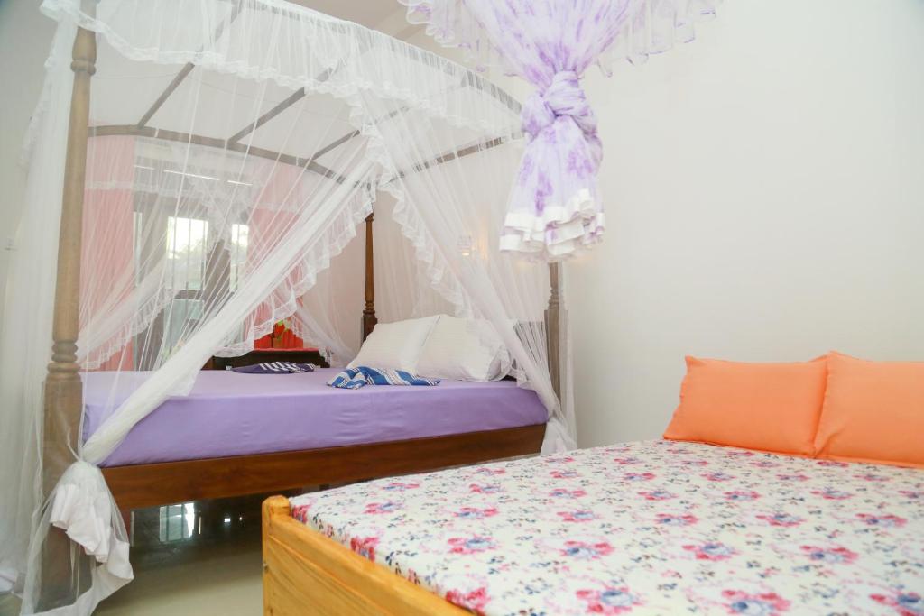 Postel nebo postele na pokoji v ubytování Raviru Guest Mirissa
