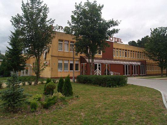 ein großes Gebäude mit Bäumen davor in der Unterkunft Hotel Chemik in Bydgoszcz