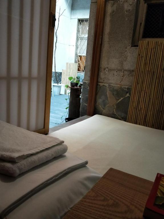 Postel nebo postele na pokoji v ubytování 和寂百年天井老房子包棟民宿wabisabi Japanese Entire Home