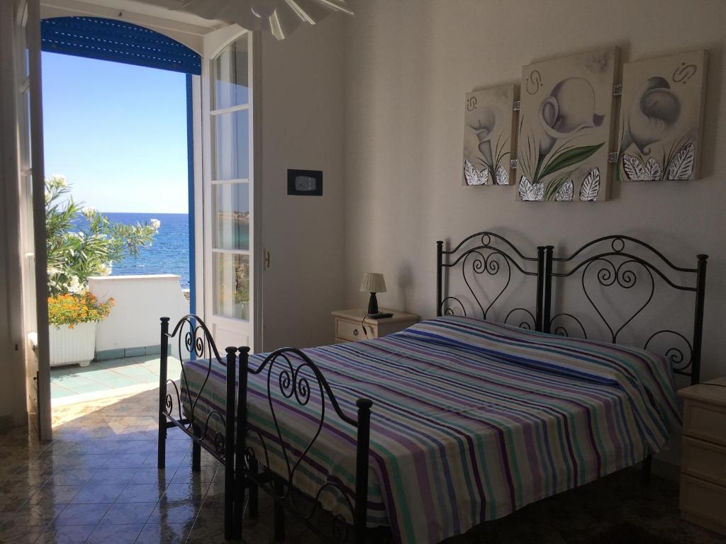 Postel nebo postele na pokoji v ubytování Casa Direttamente sul mare