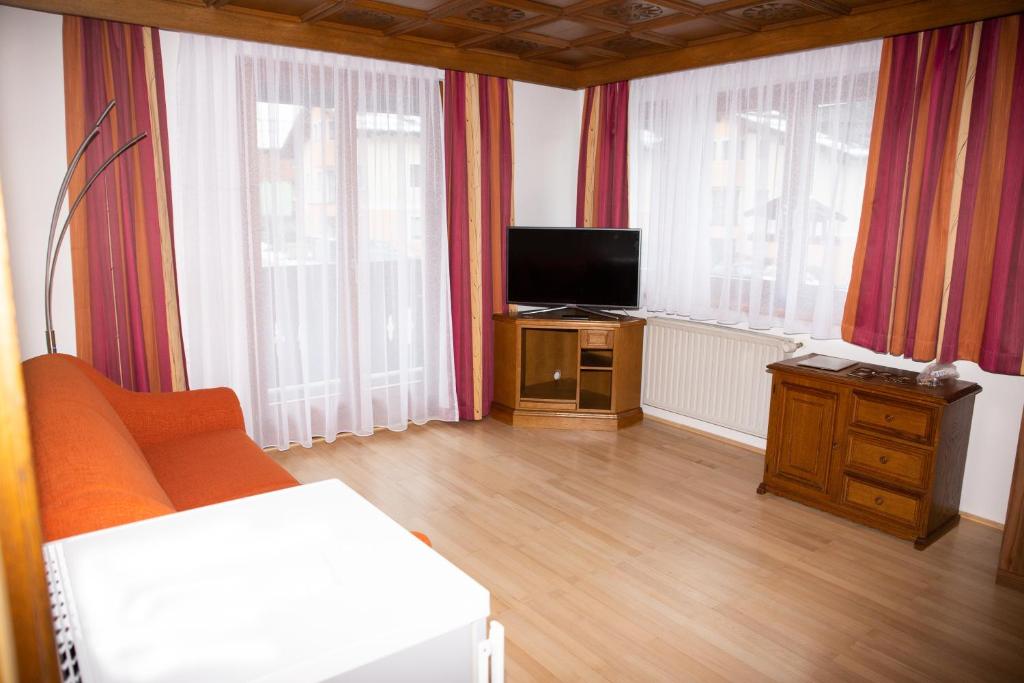 TV a/nebo společenská místnost v ubytování Hotel Sonne