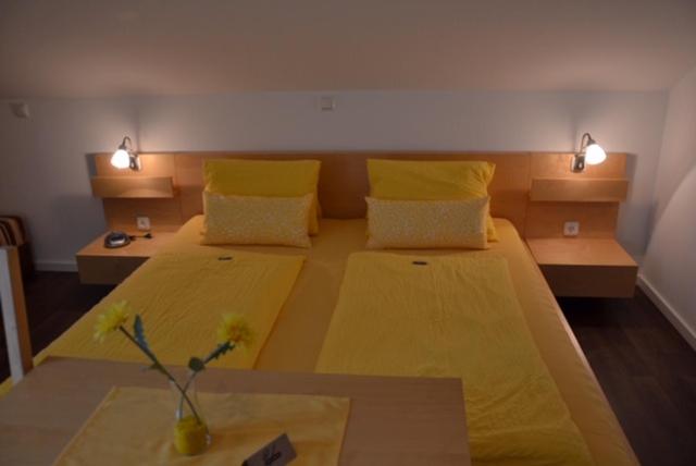 Postel nebo postele na pokoji v ubytování Gästehaus Waldblick