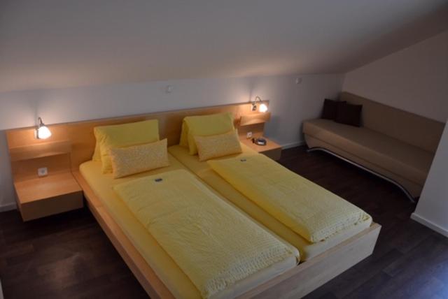 Postel nebo postele na pokoji v ubytování Gästehaus Waldblick
