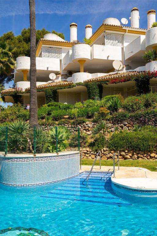Bazén v ubytovaní Stunning golf and garden flat in La Siesta Golf Calahonda by Costarentals - Ref 137 alebo v jeho blízkosti