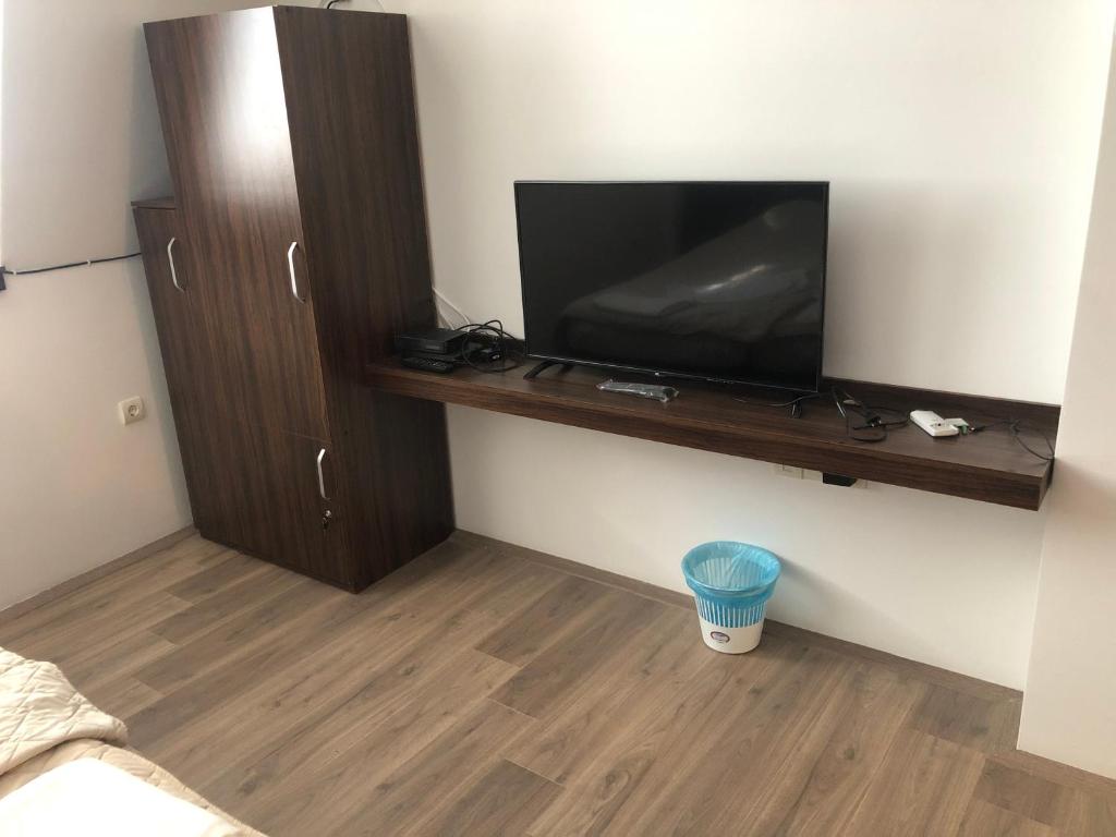 ein Wohnzimmer mit einem TV an der Wand in der Unterkunft Number 9 in Kumanovo