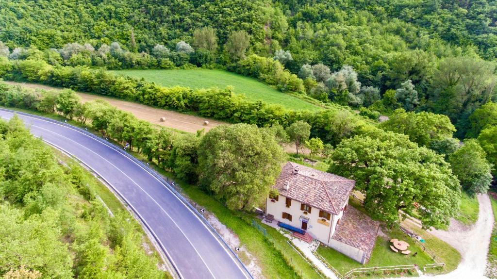 widok na dom obok drogi w obiekcie Agriturismo le due querce w mieście Cerreto di Spoleto