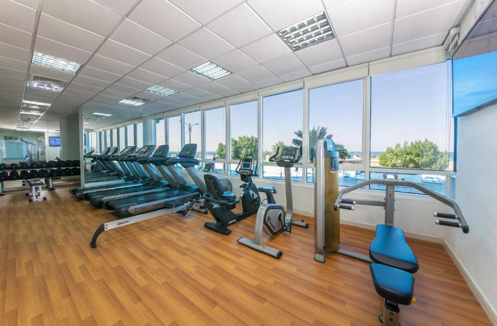 Das Fitnesscenter und/oder die Fitnesseinrichtungen in der Unterkunft Ramada by Wyndham Beach Hotel Ajman