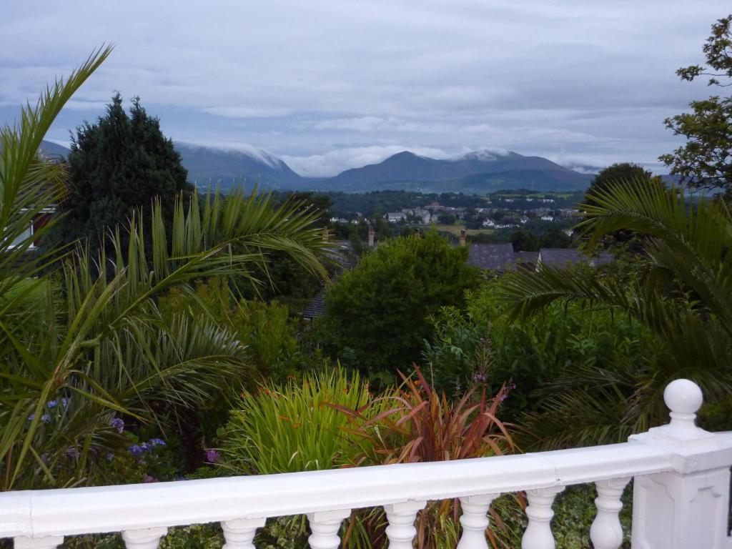 a balcony with a view of the mountains at Eildon in Menai Bridge