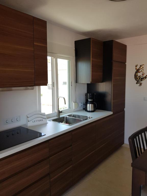 Exclusive Apartment - Playa de Marenys de Rafalcaid的厨房或小厨房