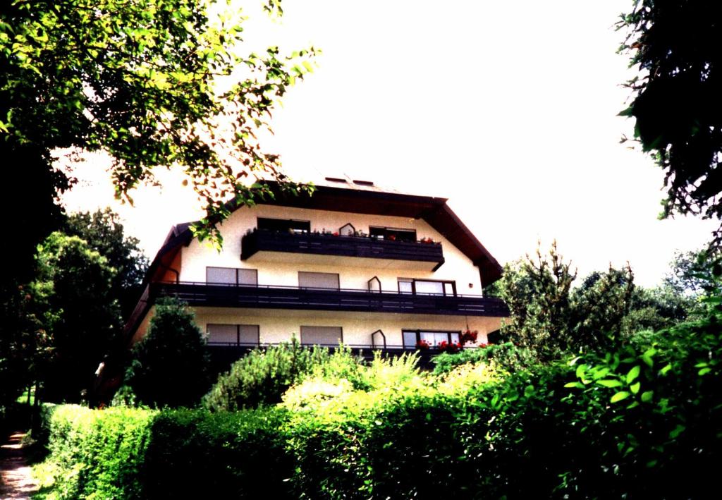 ein Gebäude mit Balkon auf der Seite in der Unterkunft Ferienwohnung Vogesen in Badenweiler