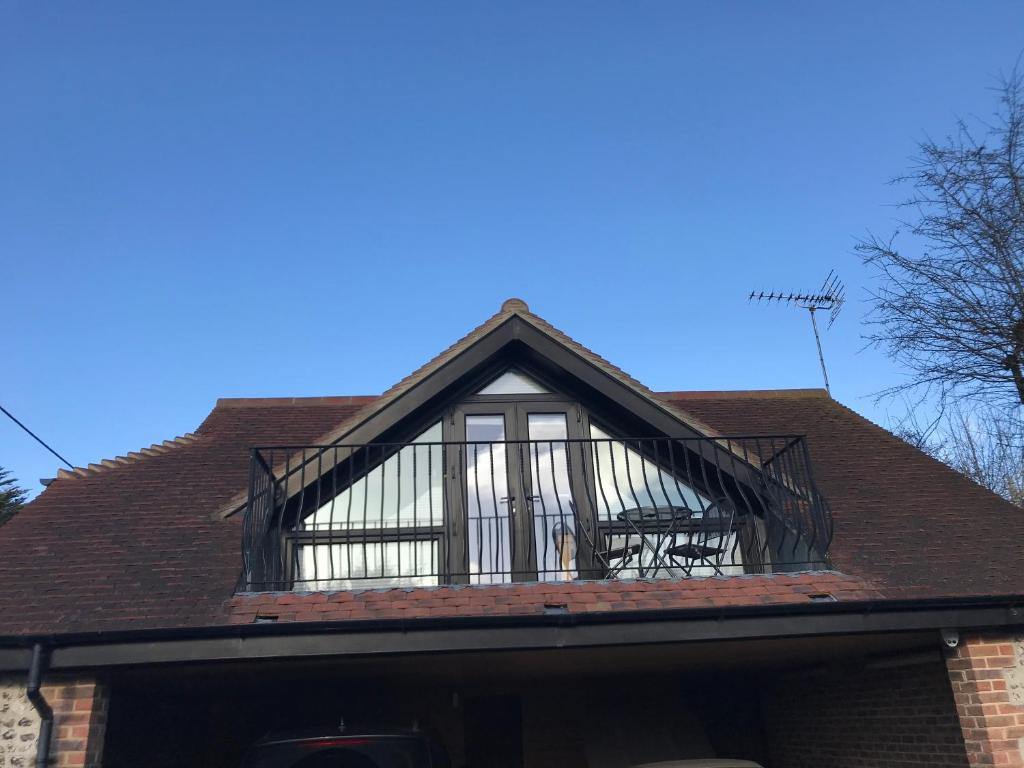 una ventana en la parte superior de un techo de una casa en Hunters Hide Apt en Littlehampton