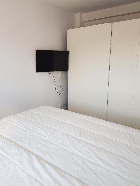 Exclusive Apartment - Playa de Marenys de Rafalcaid的电视和/或娱乐中心