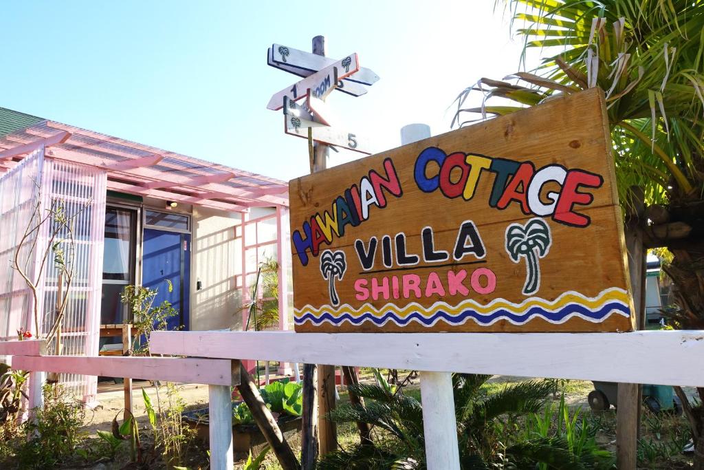 een bord voor een Miami cafe Willia Sharma bij HAWAIIAN COTTAGE VILLA SHIRAKO in Shirako