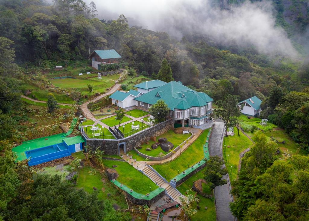 une vue aérienne sur une maison sur une montagne dans l'établissement Mandaram Eco Resort, à Nuwara Eliya
