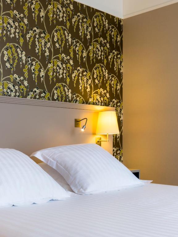 - une chambre avec un lit et un mur recouvert de papier peint dans l'établissement Oceania l'Hôtel de France Nantes, à Nantes