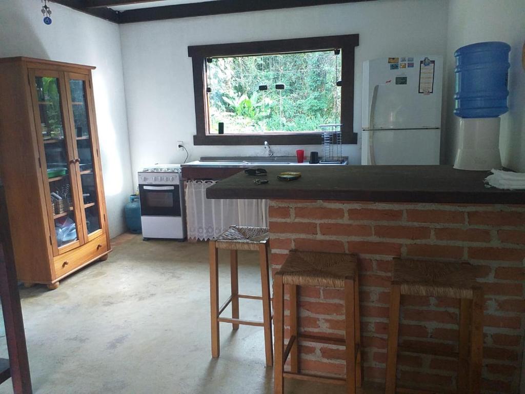 eine Küche mit Arbeitsplatte und Kühlschrank in der Unterkunft Condominio Village Camburi in Camburi