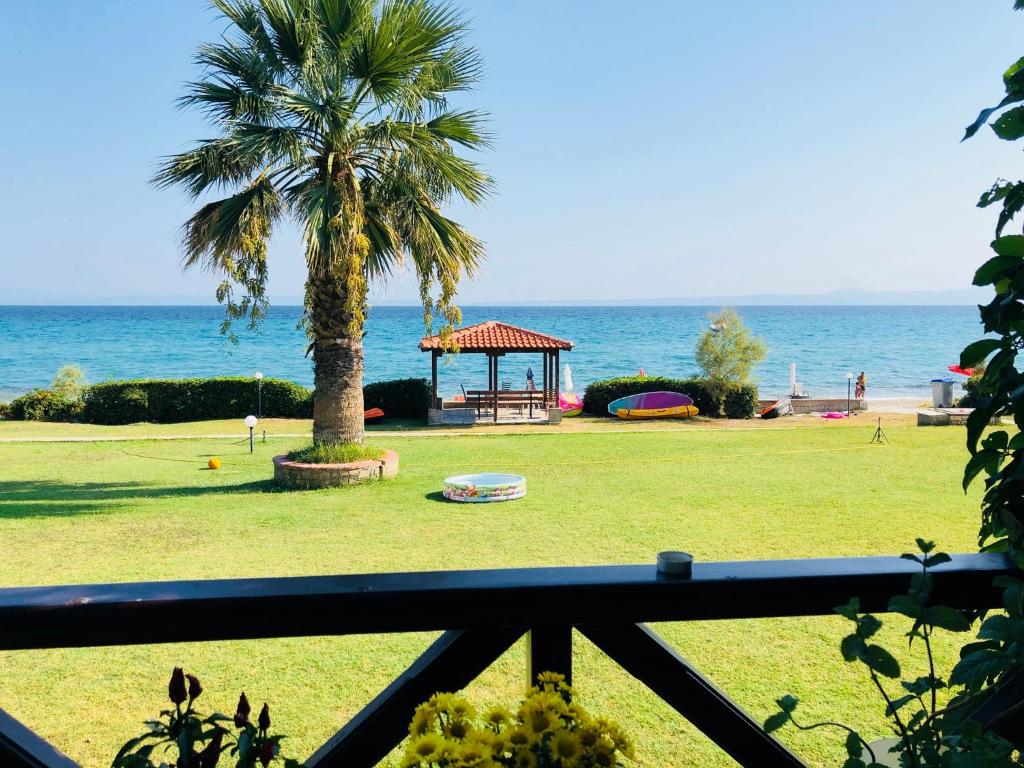 widok na park z altaną i ocean w obiekcie ON THE BEACH apartment w mieście Polychrono