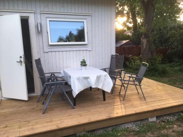 un patio con mesa y sillas en una terraza en Lilla Gröndal, en Köpingsvik