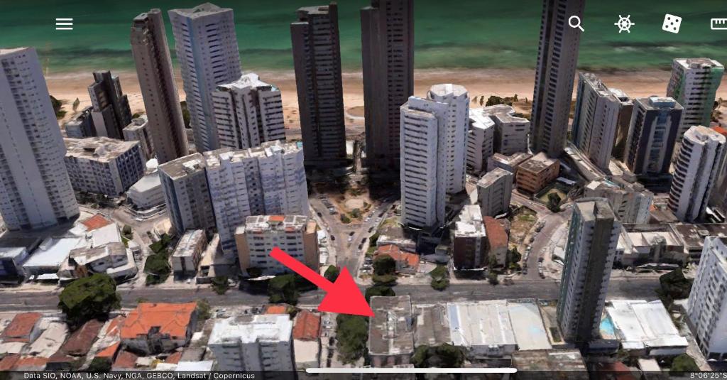 vistas a una ciudad con una flecha roja en PRÓXIMO AO MAR - BOA VIAGEM, en Recife