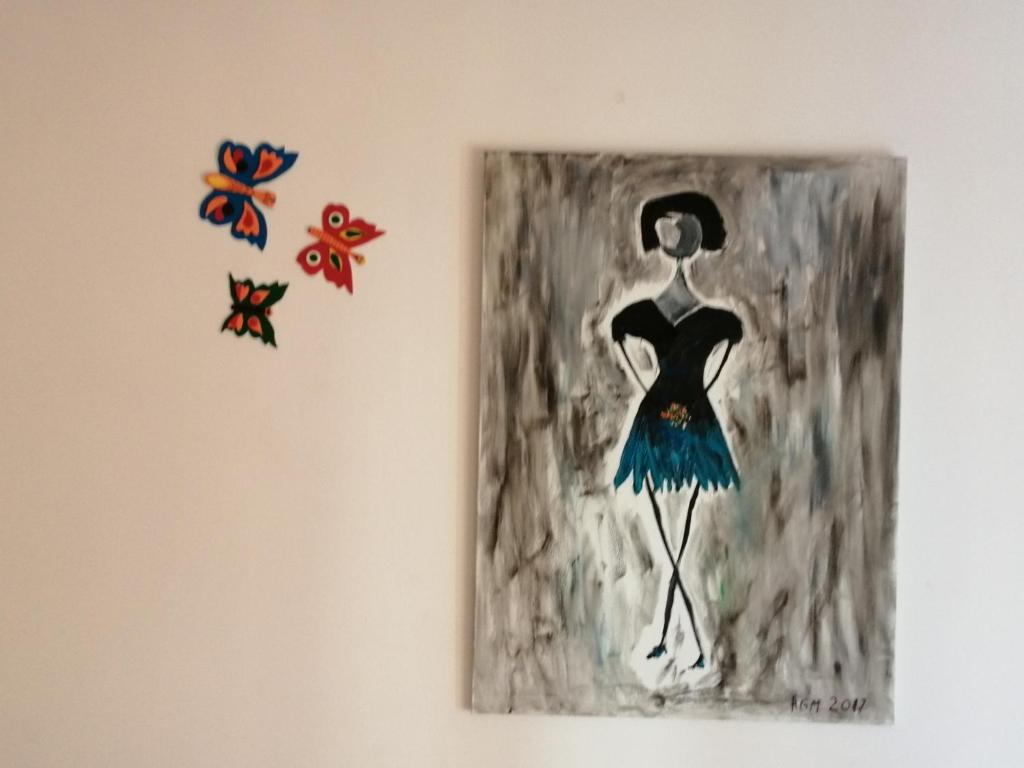 obraz kobiety w sukience na ścianie w obiekcie Studio Telheiras 2 w Lizbonie