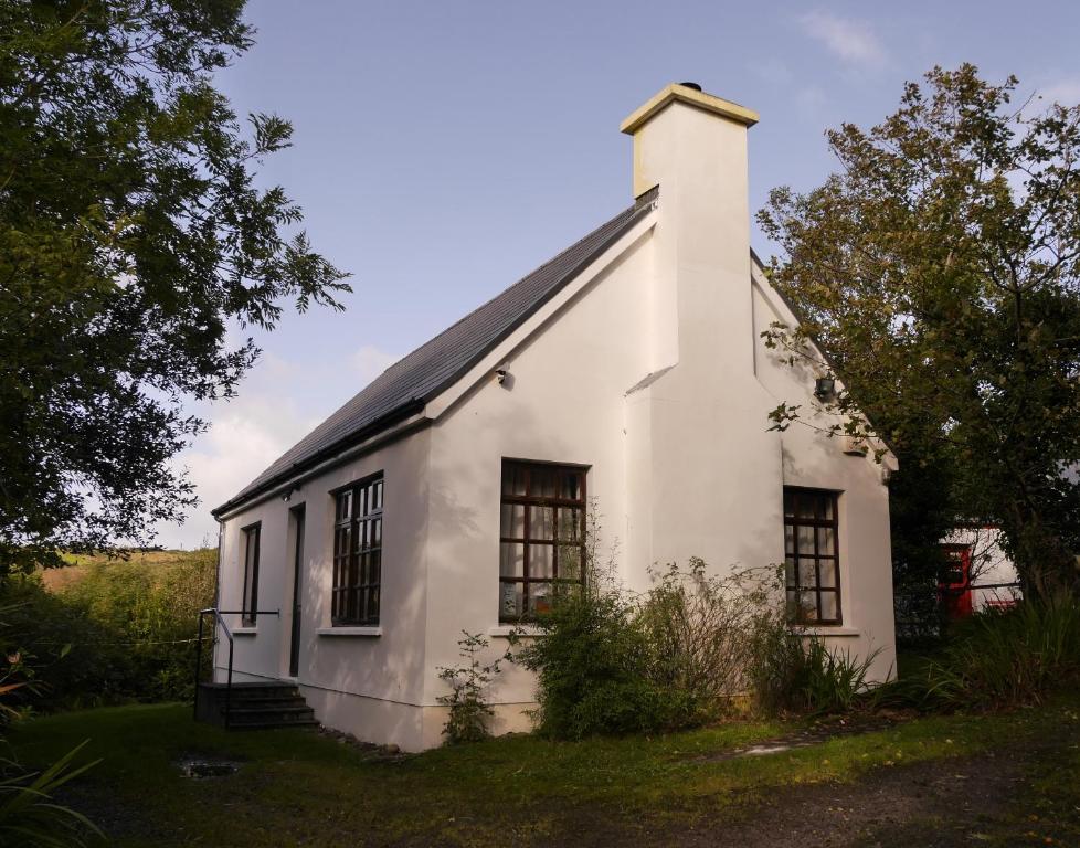 グレンバイにあるWild Kerry Lodgeの窓のある古い白い建物