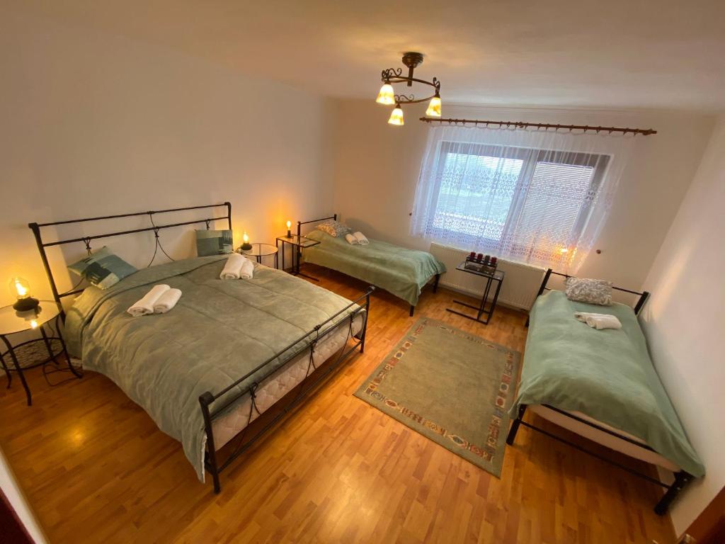 Uma cama ou camas num quarto em Chalupa Marikovszky