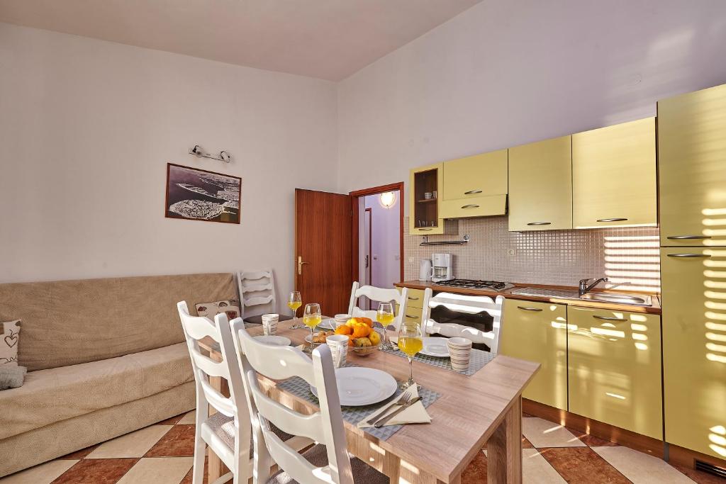 Kuchyň nebo kuchyňský kout v ubytování Apartments Proto