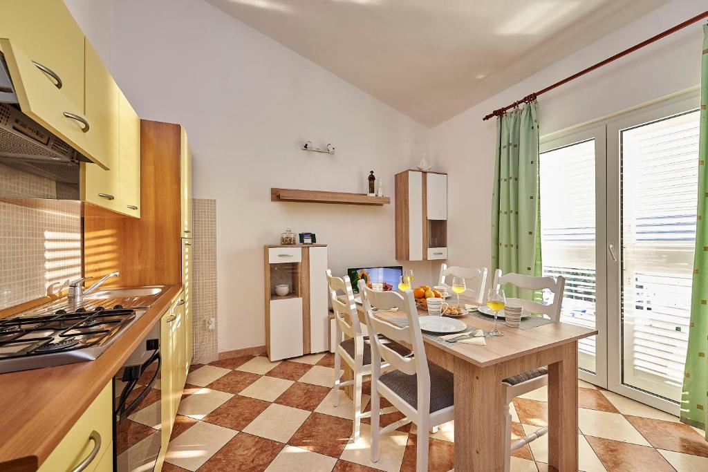 Kuchyň nebo kuchyňský kout v ubytování Apartments Proto