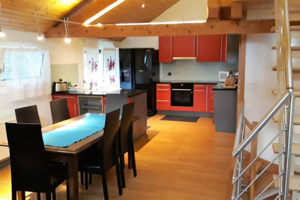 Kuchyň nebo kuchyňský kout v ubytování Whole large 3 levels apartment