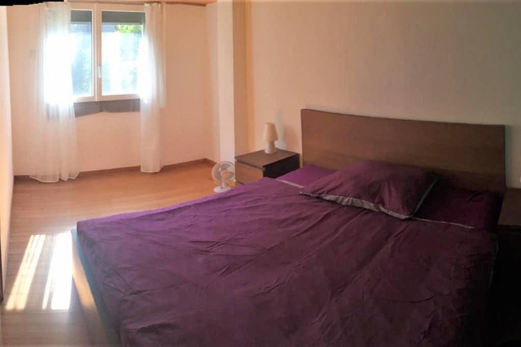 Postel nebo postele na pokoji v ubytování Whole large 3 levels apartment