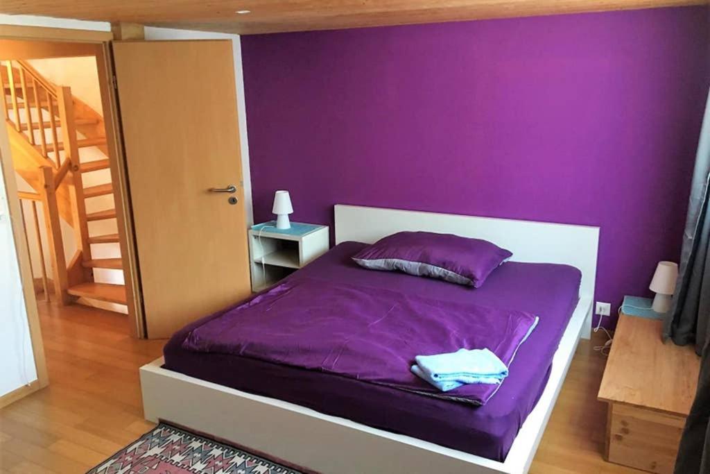 Postel nebo postele na pokoji v ubytování Whole large 3 levels apartment