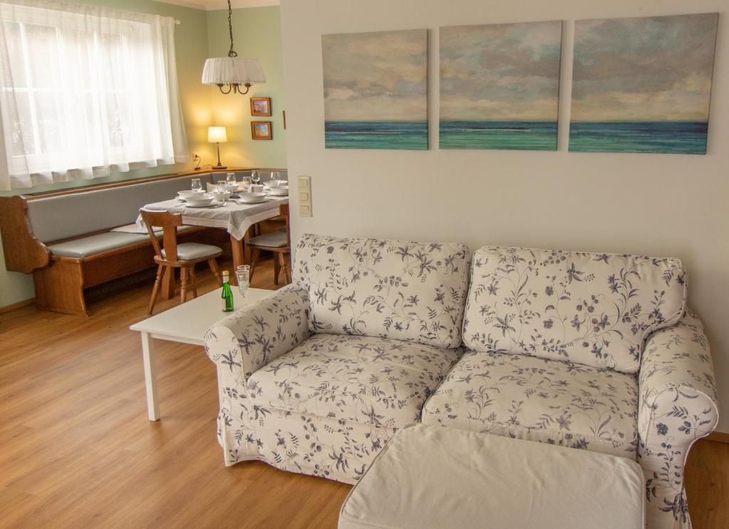 Een zitgedeelte bij Christl - Apartment mit Garten und Pool zur Mitbenutzung