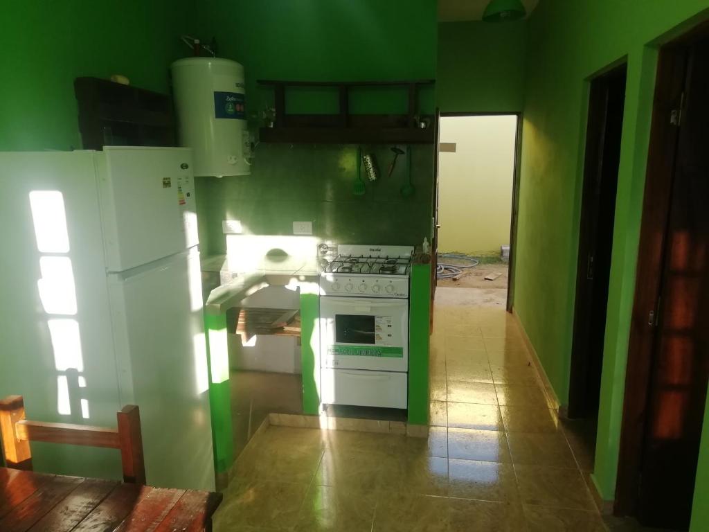 cocina con fogones y pared verde en EL RINCON DE ROSA 2 en 
