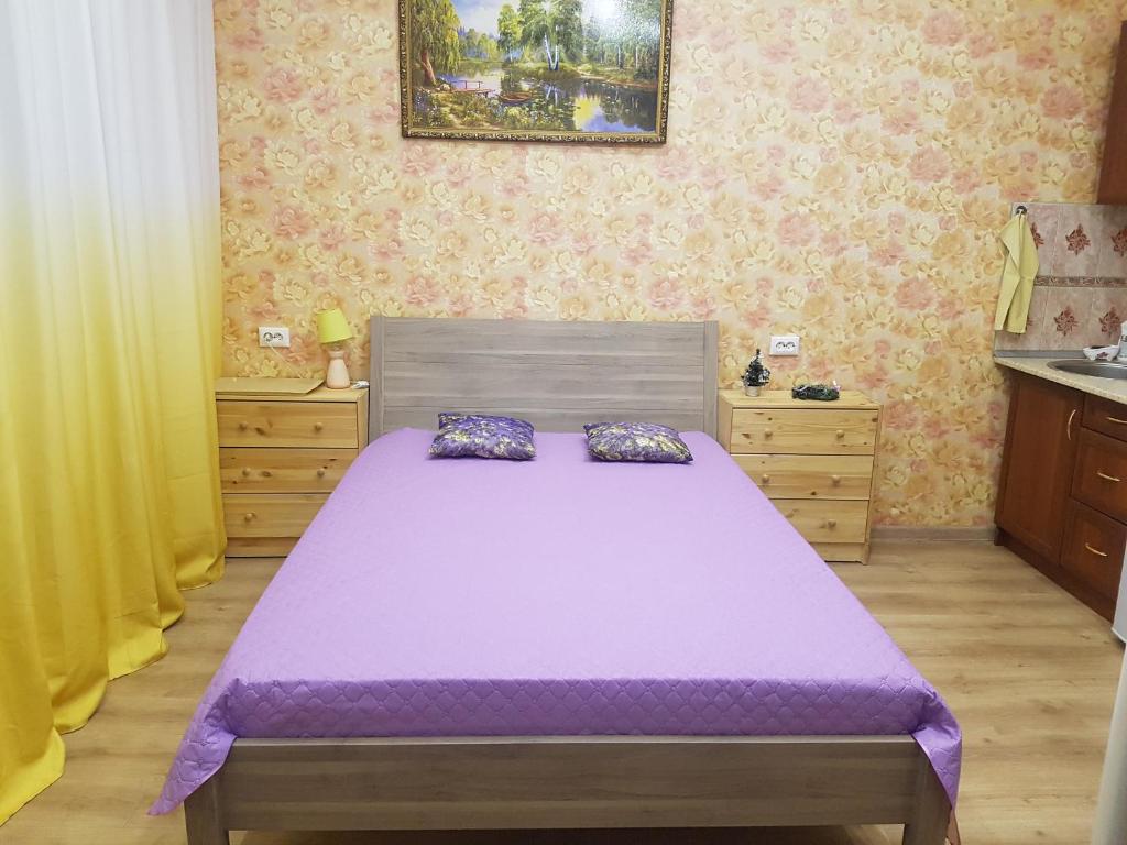 クロンシュタットにあるViktoriaのベッドルーム(紫のシーツが敷かれたベッド1台付)