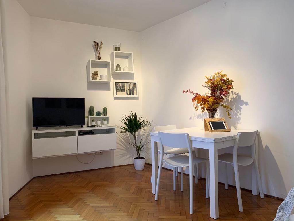 Telewizja i/lub zestaw kina domowego w obiekcie ROOFTOP TERRACE Domus dei fabbri