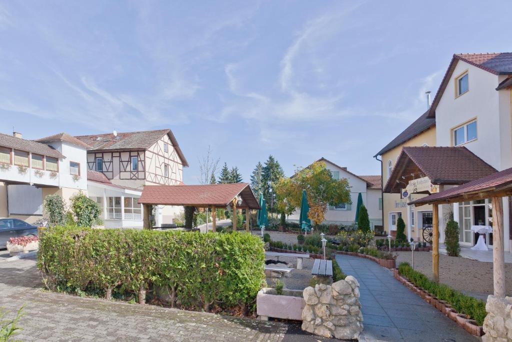 Une rangée de maisons dans un quartier résidentiel dans l'établissement Resort Hotel Seebauer Gut Wildbad, à Wemding