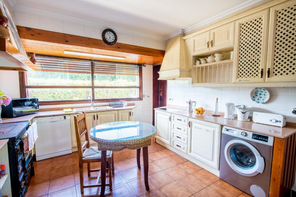 Kuchyň nebo kuchyňský kout v ubytování Azkorri Beach House