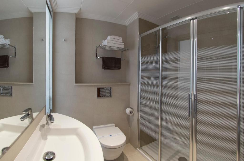 A bathroom at Hotel Indalo Park