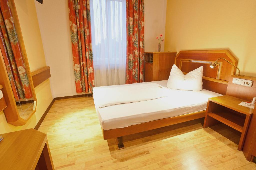 Postel nebo postele na pokoji v ubytování Resort Hotel Seebauer Gut Wildbad