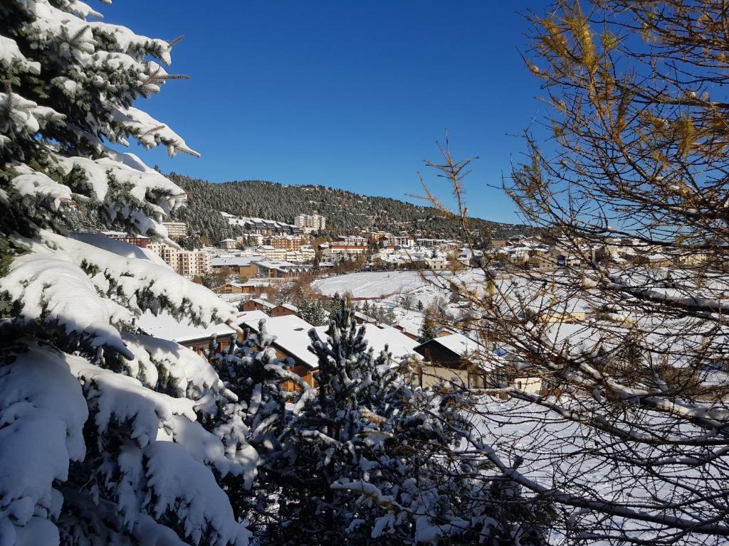 chalet près des pistes avec vue panoramique v zimě