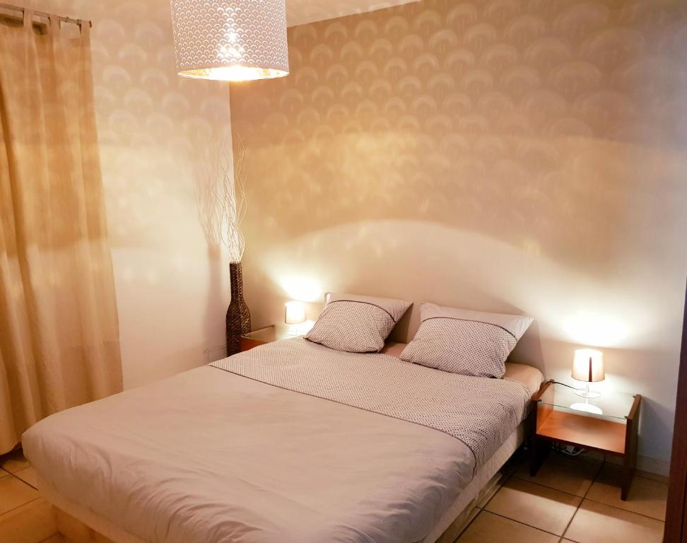 マルティーグにあるModerne appartement pres de centreのベッドルーム1室(白いベッド1台、枕2つ付)