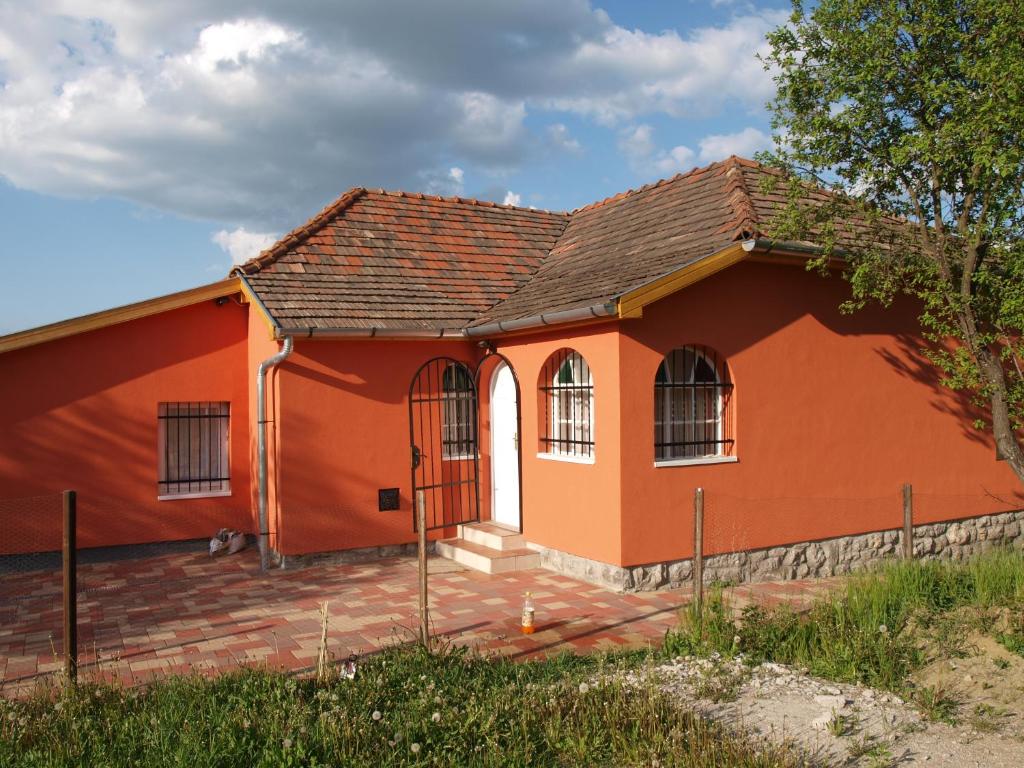 a house with an orange at Rozsa Haz in Csernely