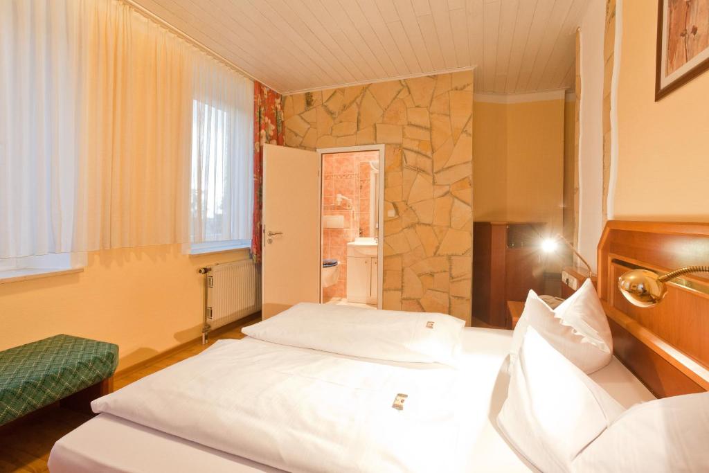 Postel nebo postele na pokoji v ubytování Resort Hotel Seebauer Gut Wildbad